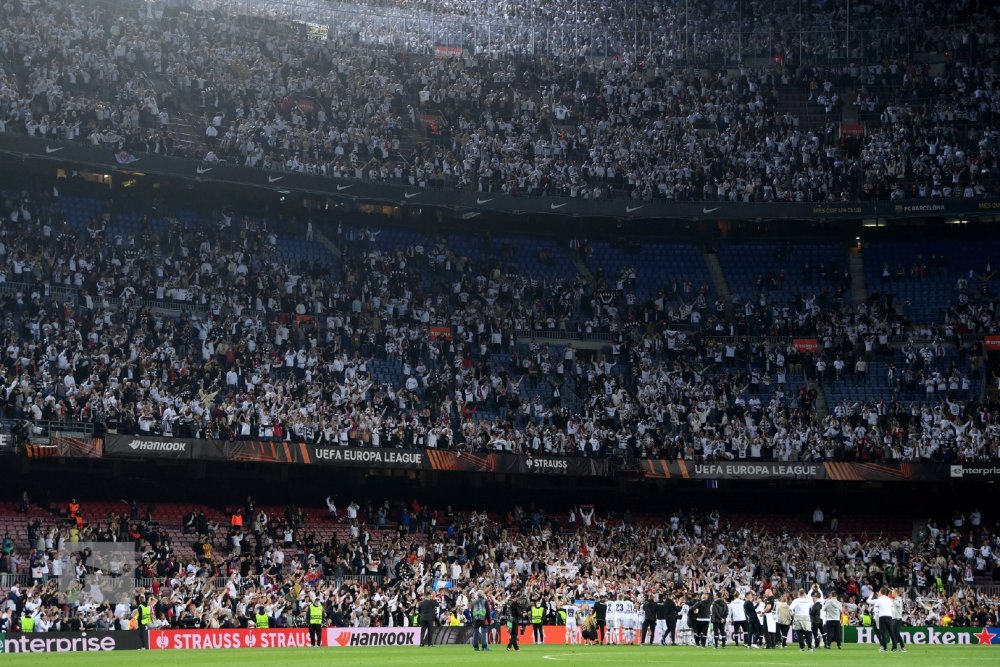  法兰克福主场球迷抗议俱乐部管理层决策引关注  