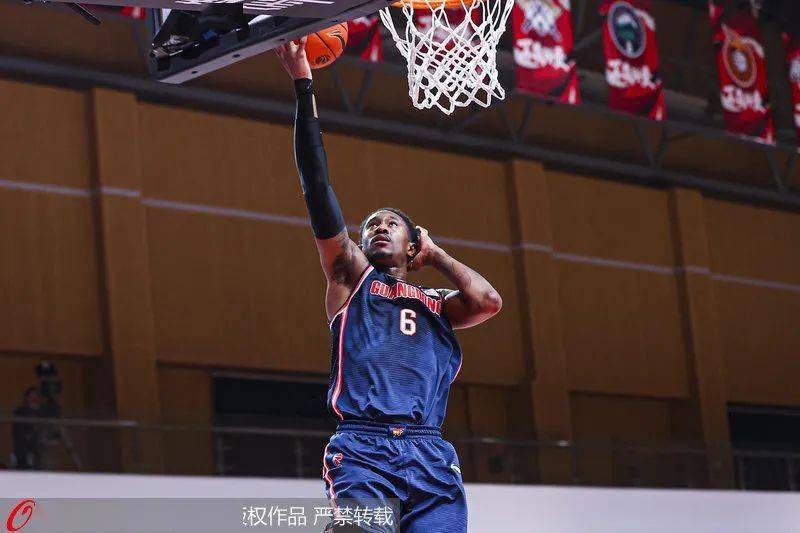  班凯罗持续高光发挥魔术险胜活塞终结对手三连胜态势